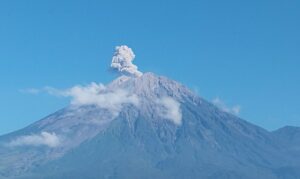 Empat Kali Erupsi Semeru: Abu Vulkanik Mencapai 900 Meter
