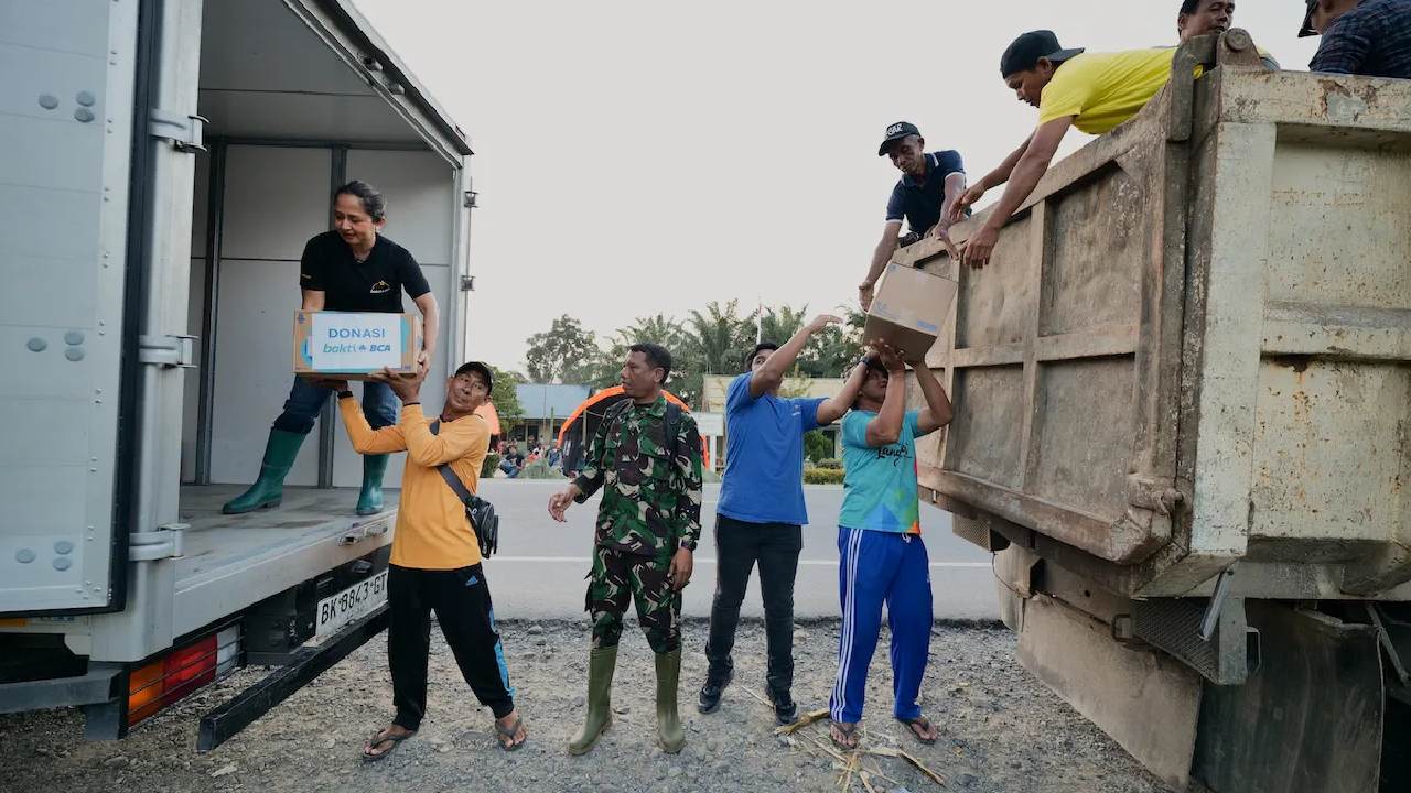 Bakti BCA Hadir di Sumatera: Merajut Harapan Korban Banjir Lewat Bantuan Nyata
