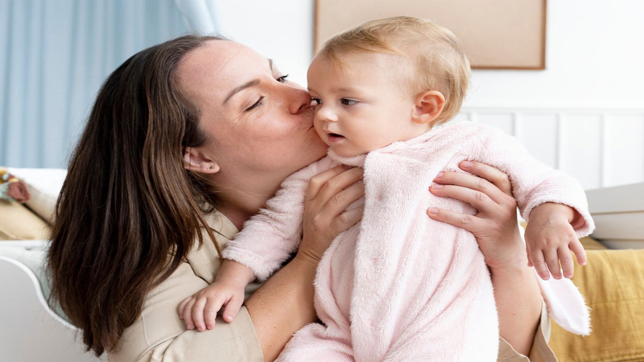 Kemenkes Imbau Warga Tidak Sembarangan Mencium Bayi Jelang Lebaran untuk Cegah Penularan Penyakit