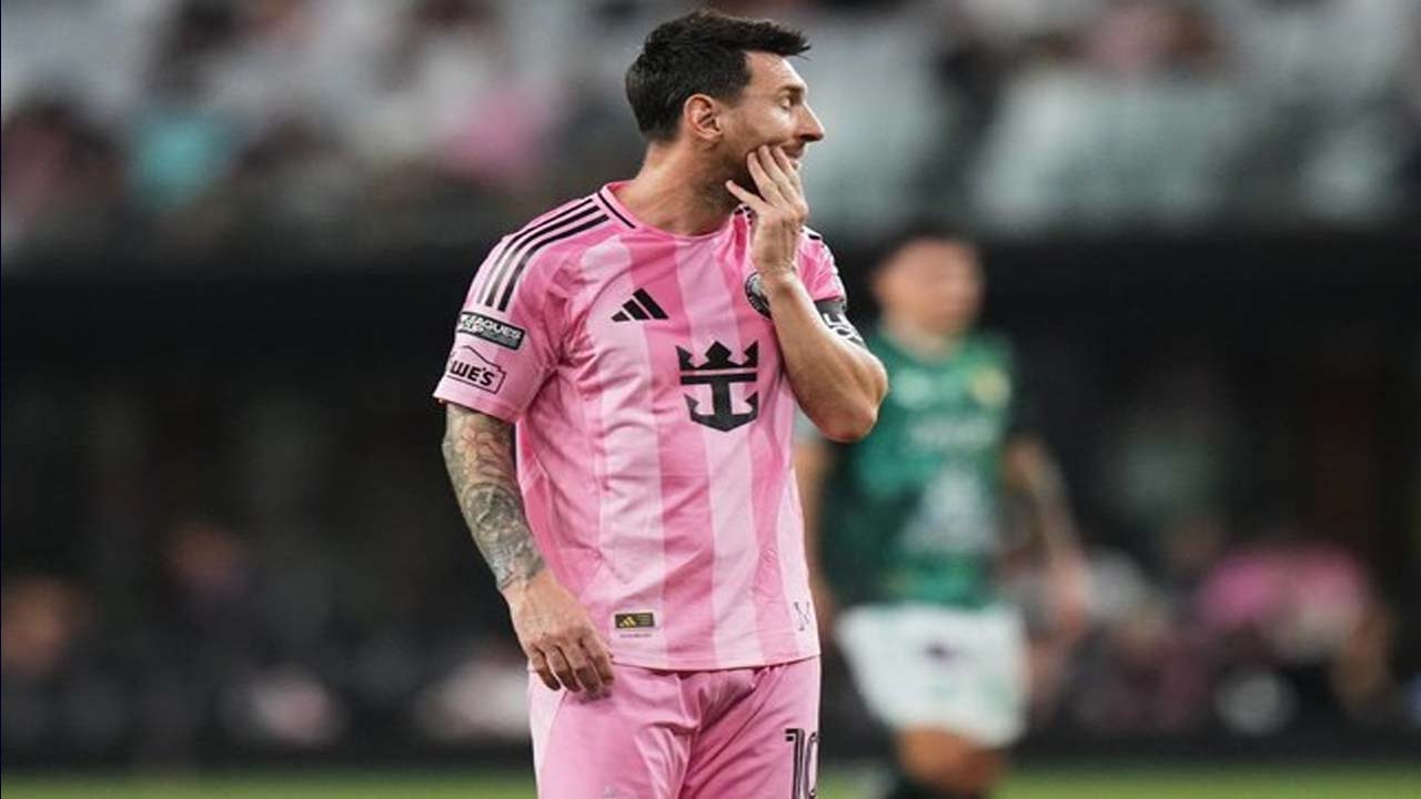 Pertandingan Pertama Lionel Messi Setelah Sang Ayah Wafat Jadi Momen Penuh Emosi